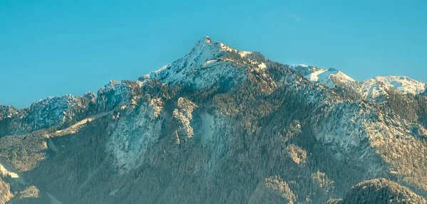 Scénický Výhled Hory Před Modrou Siluetou Zimním Dni — Stock fotografie
