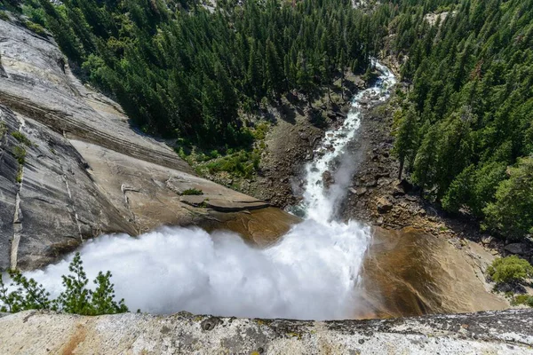 Uma Bela Vista Uma Cachoeira Que Flui Sobre Rochas — Fotografia de Stock
