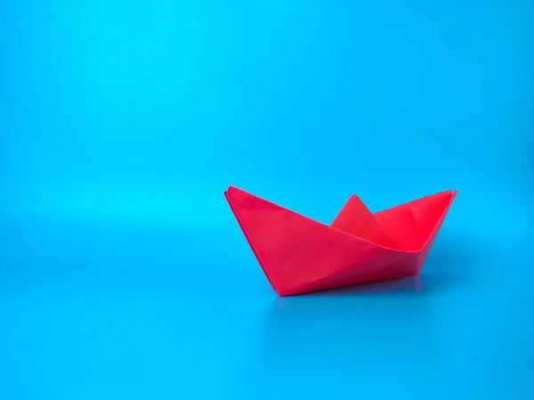 Turkuaz Arka Planda Büyük Kırmızı Kağıt Bir Gemi Liderlik Konsepti — Stok fotoğraf