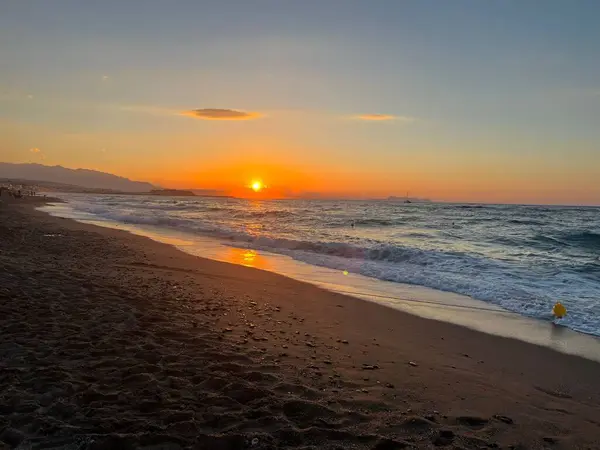 Güzel Turuncu Gün Batımı Kumlu Deniz Kıyısında — Stok fotoğraf