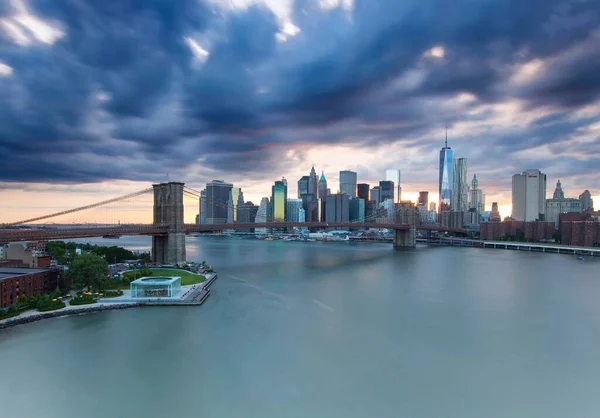 ブルックリン橋の上の美しい曇りの空の後ろの街の景色 — ストック写真