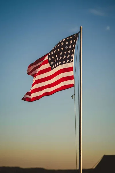 Piękny Widok Flagi Usa Niebie Podczas Zachodu Słońca — Zdjęcie stockowe
