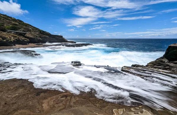 Een Prachtige Scène Van Oceaan Golven Crashen Het Zandstrand Kliffen — Stockfoto