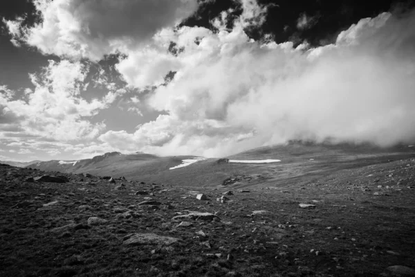 Egy Fekete Fehér Hegyi Felvétel Egy Vidéken Fehér Puffadt Felhőkkel — Stock Fotó