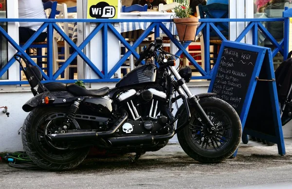 Una Moto Negra Frente Café Isla Zakynthos Grecia — Foto de Stock