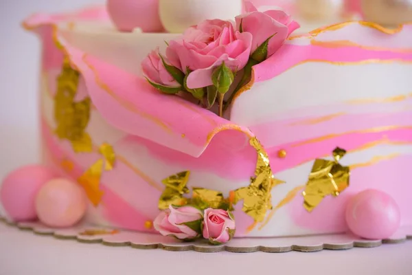 粉红玫瑰和球装饰的蛋糕的特写 — 图库照片