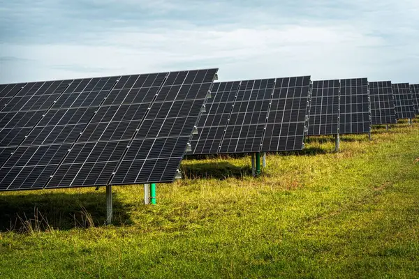Güneş Sistemi Yeşil Alandaki Büyük Fotovoltaik Enerji Santralinin Panelleri — Stok fotoğraf