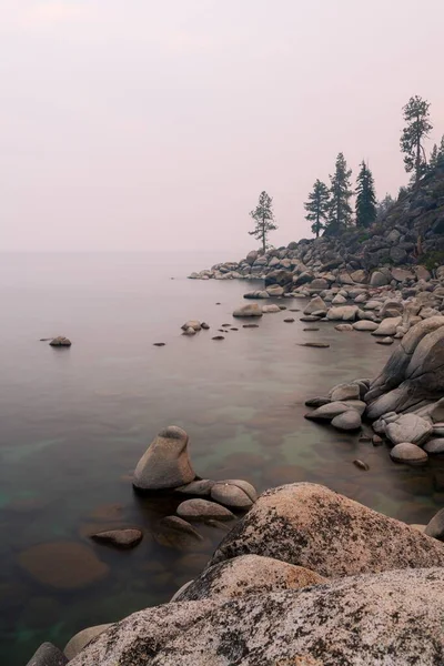 Pionowe Ujęcie Tahoe Jezioro Pod Dzikim Ogniem Niebo — Zdjęcie stockowe