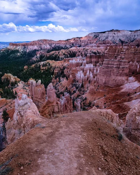 美国犹他州布莱斯峡谷国家公园的岩石高地和绿树成龙 — 图库照片
