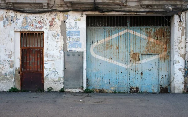 Valencia Spanya Yıpranmış Duvarları Paslı Kapıları Olan Eski Bir Binanın — Stok fotoğraf