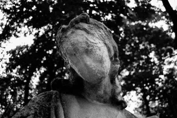Ένα Ερειπωμένο Άγαλμα Ένα Παλιό Νεκροταφείο Στο Γκρέισκαλε — Φωτογραφία Αρχείου