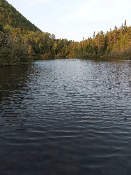 Une Vue Aérienne Lac Avec Des Pierres Des Rochers Littoraux — Photo