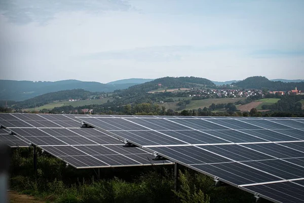Panely Solárního Systému Velké Fotovoltaické Elektrárně Zeleném Poli — Stock fotografie