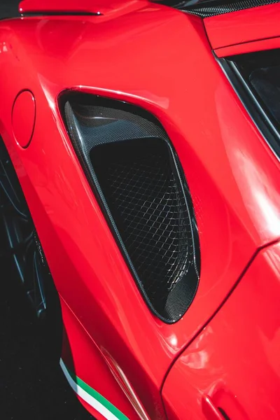 Gros Plan Vertical Une Ferrari Rouge Lors Meeting Automobile Dans — Photo