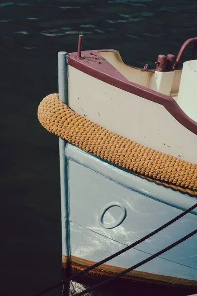Eine Vertikale Nahaufnahme Eines Bootes — Stockfoto