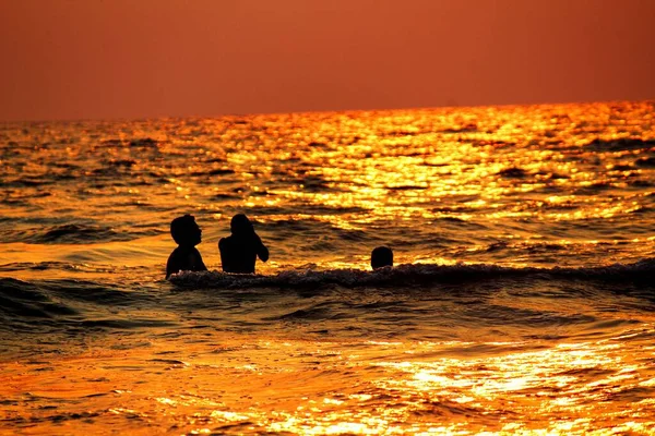 Silhouette Groupe Personnes Dans Mer Coucher Soleil — Photo