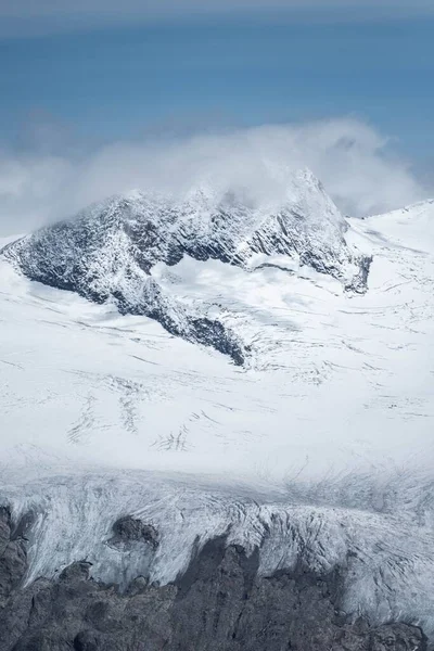 Una Vista Aérea Del Paisaje Montaña Cubierto Nieve Bajo Cielo — Foto de Stock
