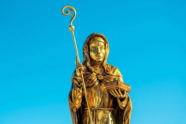 Statua Oro San Valpurga Davanti Uno Sfondo Blu Scultura Missionaria — Foto Stock