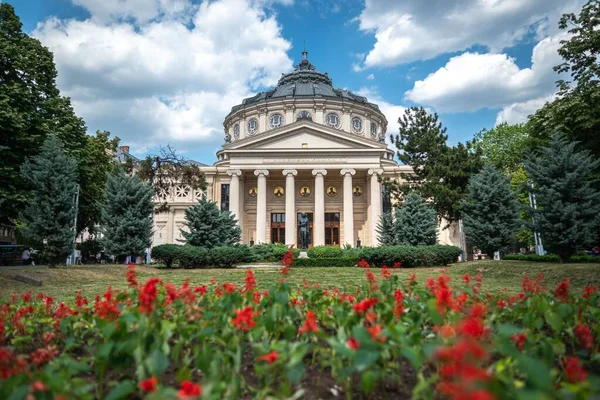 Una Hermosa Vista Del Ateneo Rumano Bucarest Con Jardín Verde — Foto de Stock