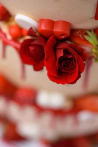 草莓和红玫瑰装饰的蛋糕的特写 — 图库照片