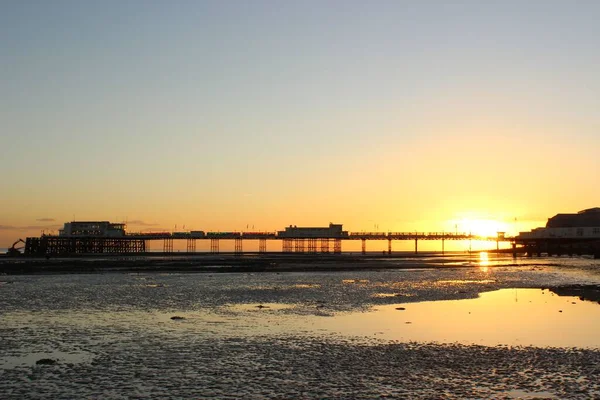 一个美丽而平静的日出在海滨 有一个码头 — 图库照片