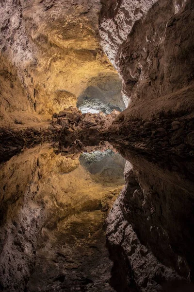 Plano Vertical Reflejo Similar Espejo Lago Subterráneo Cueva Los Verdes — Foto de Stock