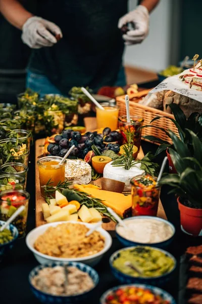 Sebuah Meja Empat Baris Dengan Berbagai Makanan Lezat — Stok Foto