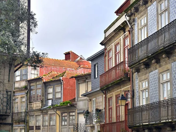 Eski Balkonları Olan Renkli Çok Katlı Binalar — Stok fotoğraf