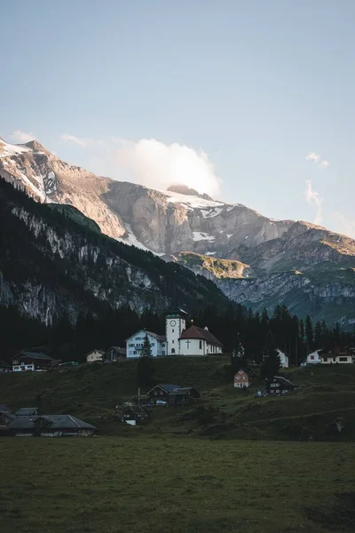 Een Prachtig Verticaal Uitzicht Een Kerk Ticino Dorp Een Bergachtige — Stockfoto