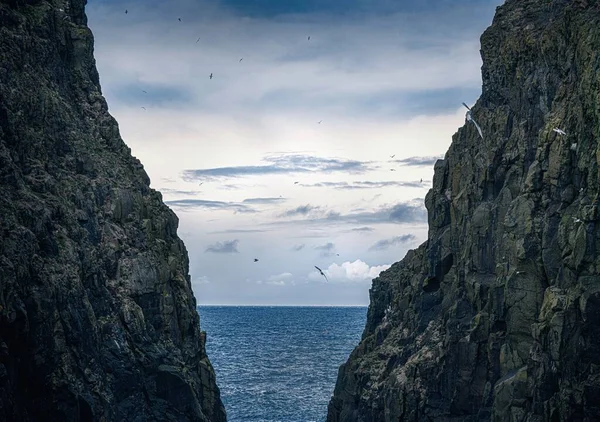Vacker Bild Havsutsikt Tagen Från Mellan Två Klippor Molnen — Stockfoto