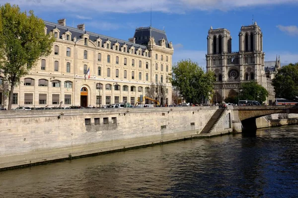 Fascinující Záběr Notre Dame Středověké Katolické Katedrály Řece Seině Paříži — Stock fotografie