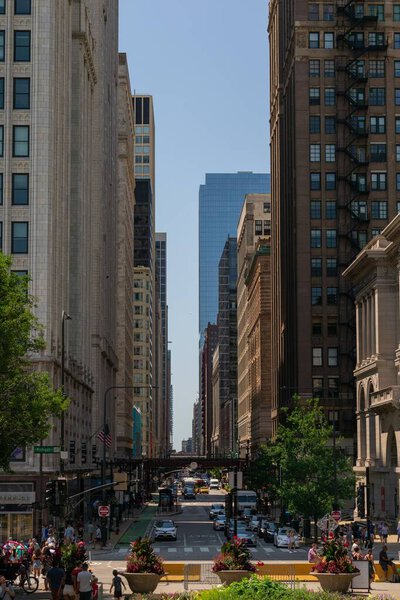 A vertical shot of Chicago streets from viewpoint in millennium park