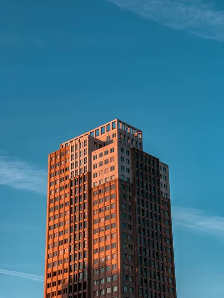 Egy Függőleges Felvétel Egy Felhőkarcolóról Rotterdamban — Stock Fotó