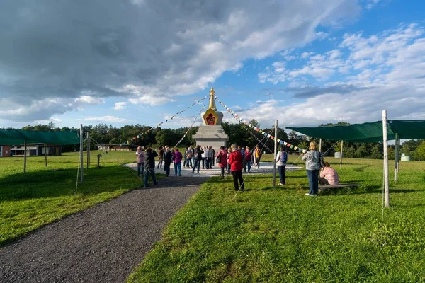 Group Tourists Gathered Buddhist Stupa Tenovice Czech Republic — Stock Photo, Image
