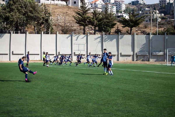 有名なホームメットメン ブルジュ ハマッド フットボールチームが晴れた日にサッカーをしています — ストック写真