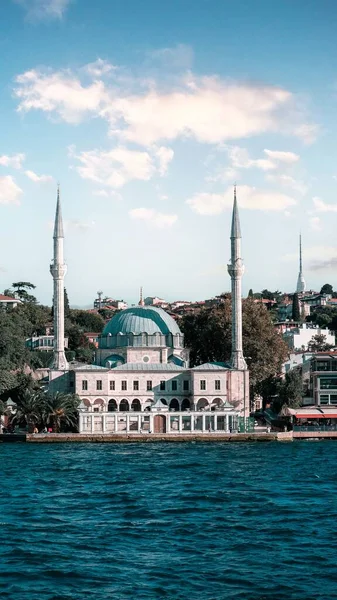 Plan Vertical Mosquée Beylerbeyi Par Une Journée Ensoleillée Istanbul Turquie — Photo