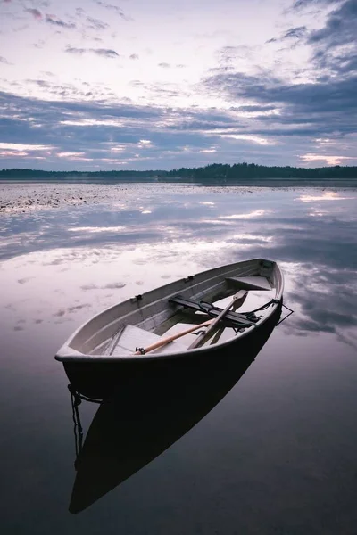 Вертикальный Снимок Пустой Лодки Озере Вечером — стоковое фото