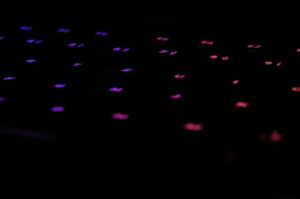 Eine Nahaufnahme Von Beleuchteten Bunten Tasten Auf Einer Computertastatur — Stockfoto