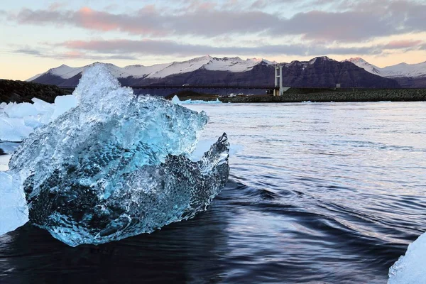 Belo Gelo Superfície Água Com Montanhas Fundo Diamond Beach Islândia — Fotografia de Stock