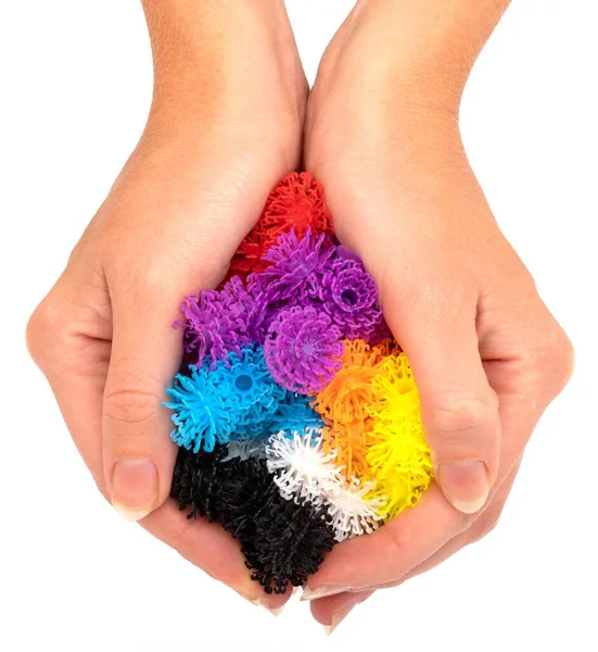 Вид Сверху Руки Заполненные Разноцветными Колючими Шариками Перед Белым Фоном — стоковое фото