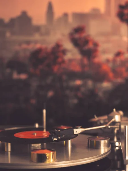 ターンテーブルデッキ上のレコードの垂直ショット — ストック写真