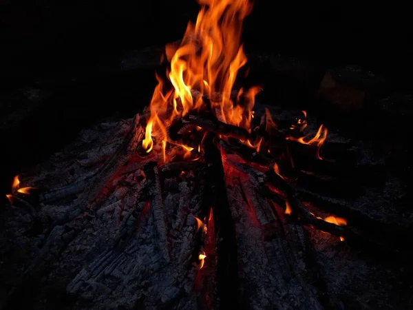 Gros Plan Une Belle Flamme Brûlante Fumée Camping Nuit — Photo