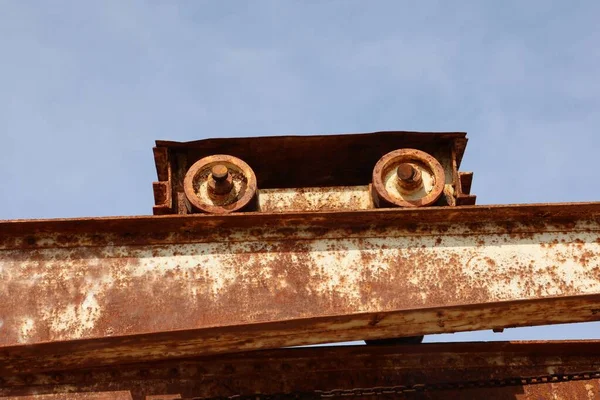 Closeup Sunlit Old Rusty Port Crane Clear Sky Background — Stock Photo, Image