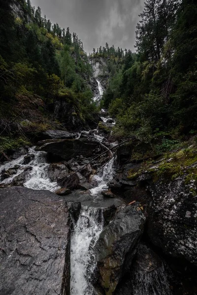 Kayalar Koyu Yeşil Bitki Örtüsüyle Çevrili Nehrin Dikey Görüntüsü — Stok fotoğraf