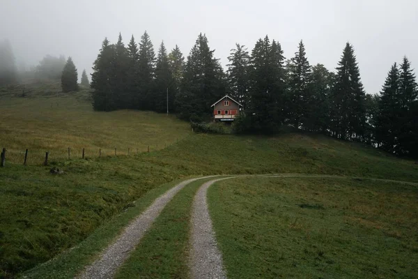 Ścieżka Prowadząca Domu Wsi Pomiędzy Drzewami Pochmurny Dzień Szwajcarii — Zdjęcie stockowe