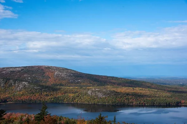 美丽的湖景和覆盖着秋树的山坡 — 图库照片