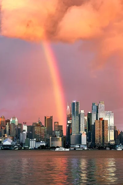 Вертикальный Снимок Живописного Закатного Неба Радугой Над Небоскребами Нью Йорка — стоковое фото