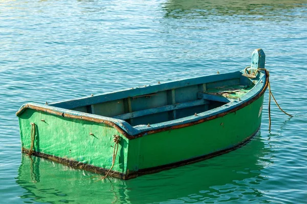 Ein Grünes Boot Sonnenbeschienenen Wasser Reflektiert Sonnenlicht Und Umliegende Objekte — Stockfoto