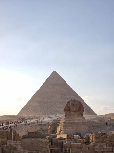 金字塔上的吉萨狮身人面像的垂直照片 — 图库照片