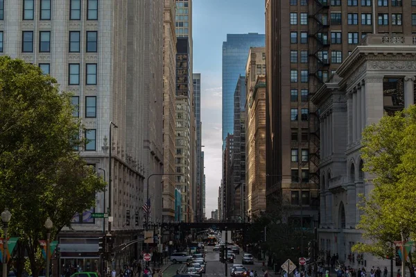 Uma Foto Vertical Rua Chicago Visível Millenium Park Com Edifícios — Fotografia de Stock